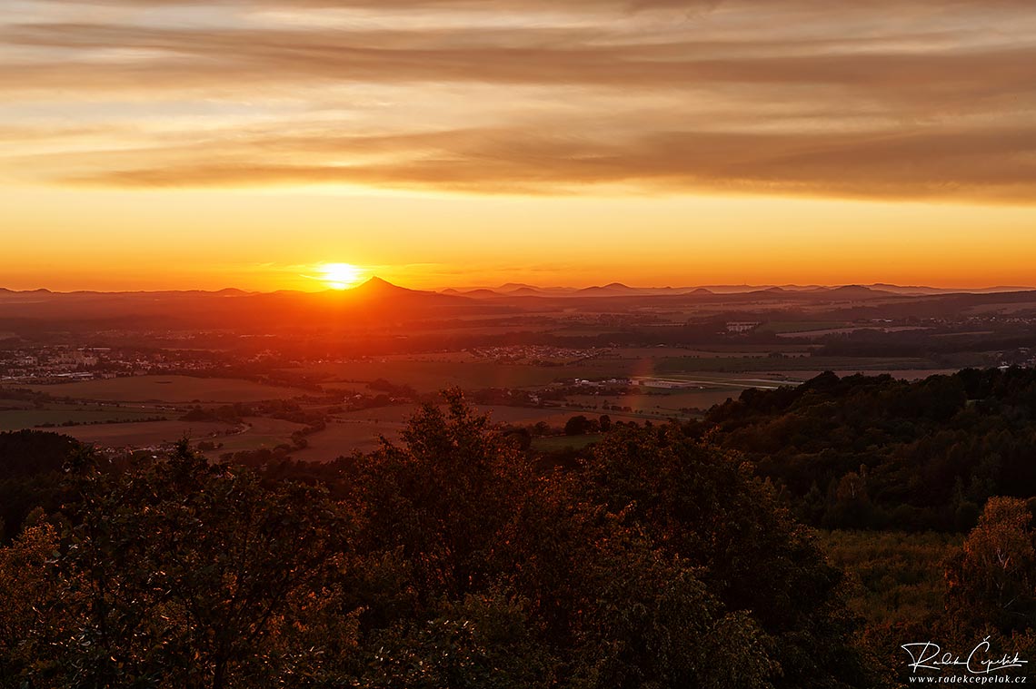 výhled z vrchu Mužský při západu slunce