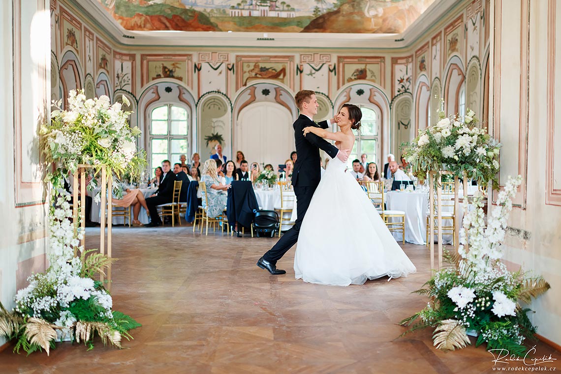 první tanec novomanželů na svatbě na zámku Bon Repos