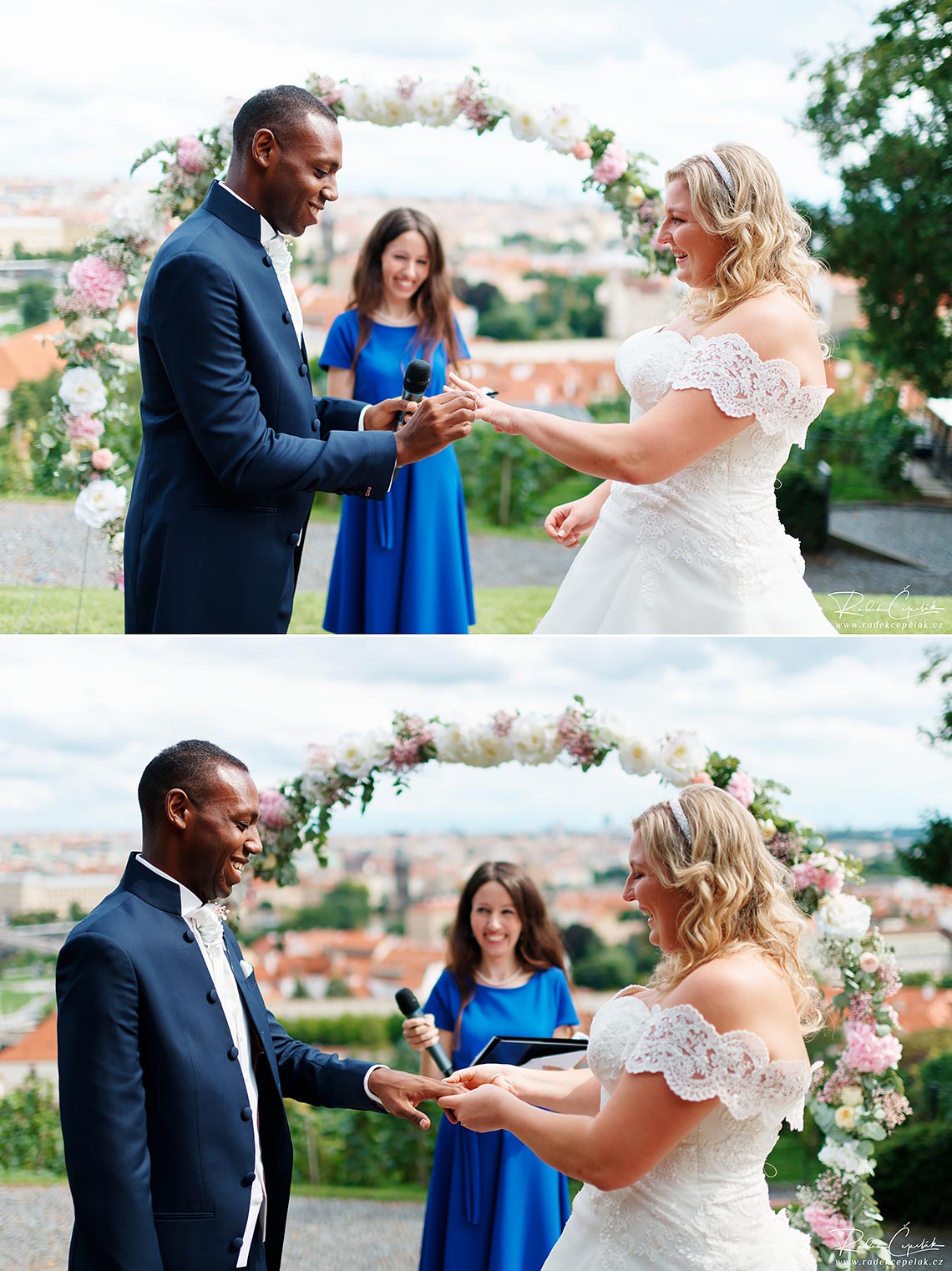 ženich a nevěsta si vyměnují snubní prstýnky na svatebním obřadu v Praze