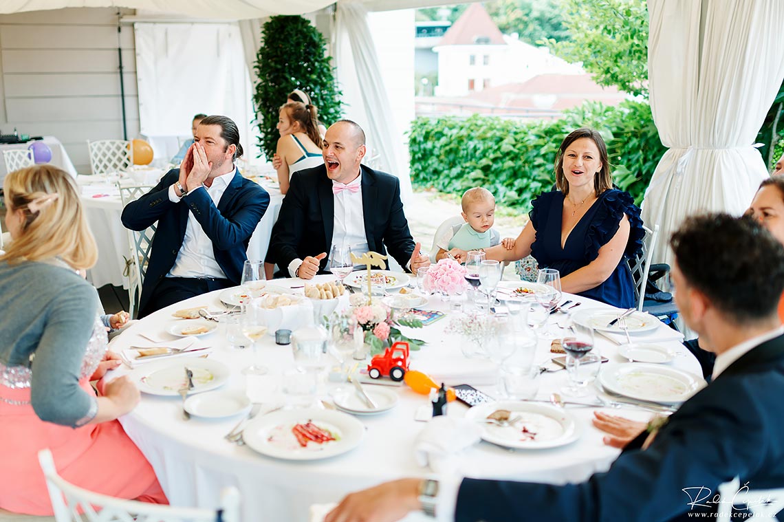 Svatební hosté ve Villa Richter na svatbě v Praze