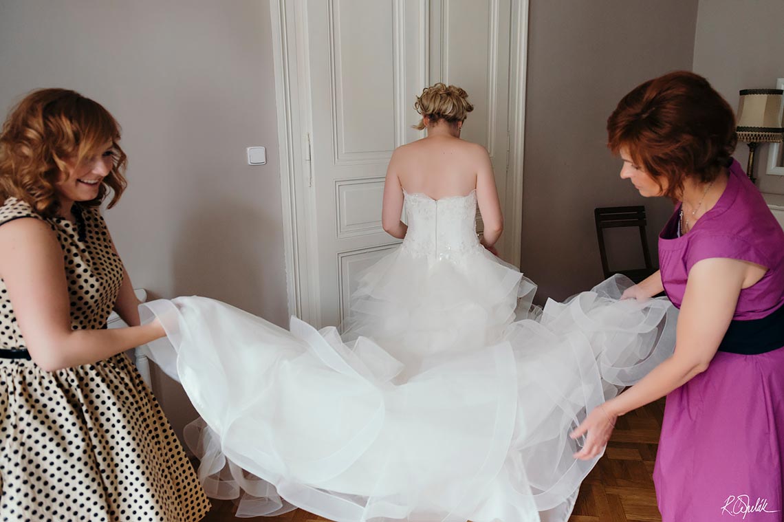 přípravy nevěsty oblékání svatebních šatů