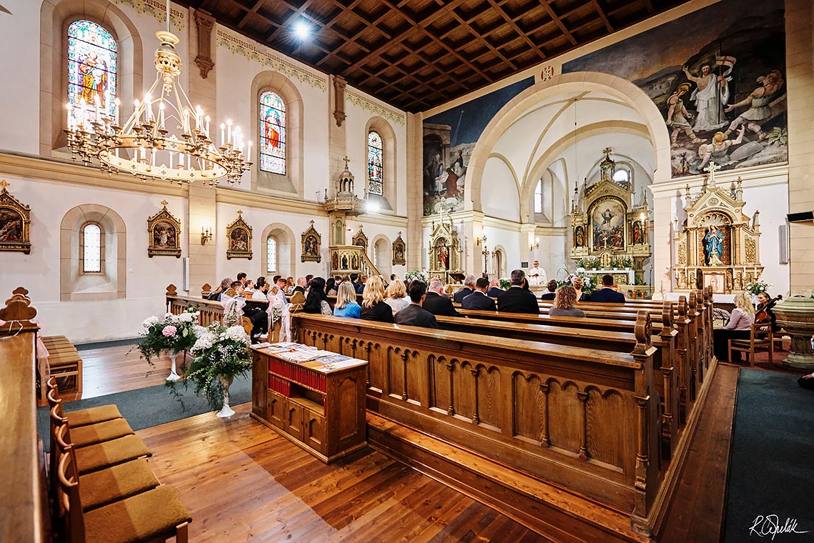 svatební obřad v kostelu Nanebevstoupení Páně v Karlových Varech