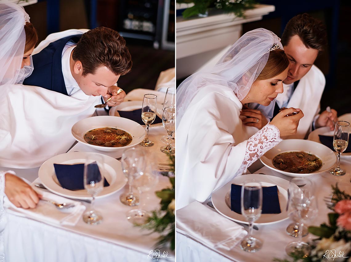 novomanželé a jejich společná polévka na svatební hostině