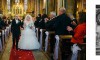 novomanželé odcházejí z kostela po svatebním obřadu