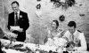 svatební fotografie ženicha a nevěsty při svatebním proslovu tatínka