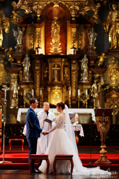 svatební obřad v kostele v Praze