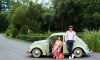 svatební fotografie nevěsty a ženicha s VW Broukem v Hodějovickém mlýnu