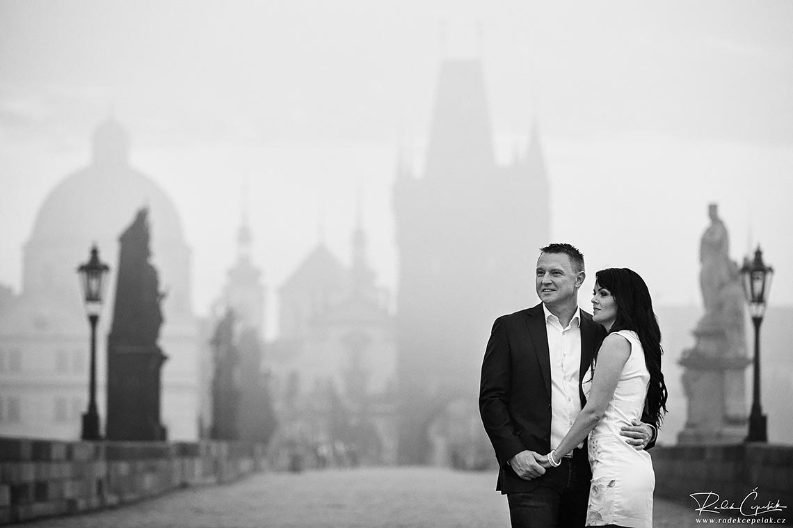 černobílá fotografie párové focení Karlův most