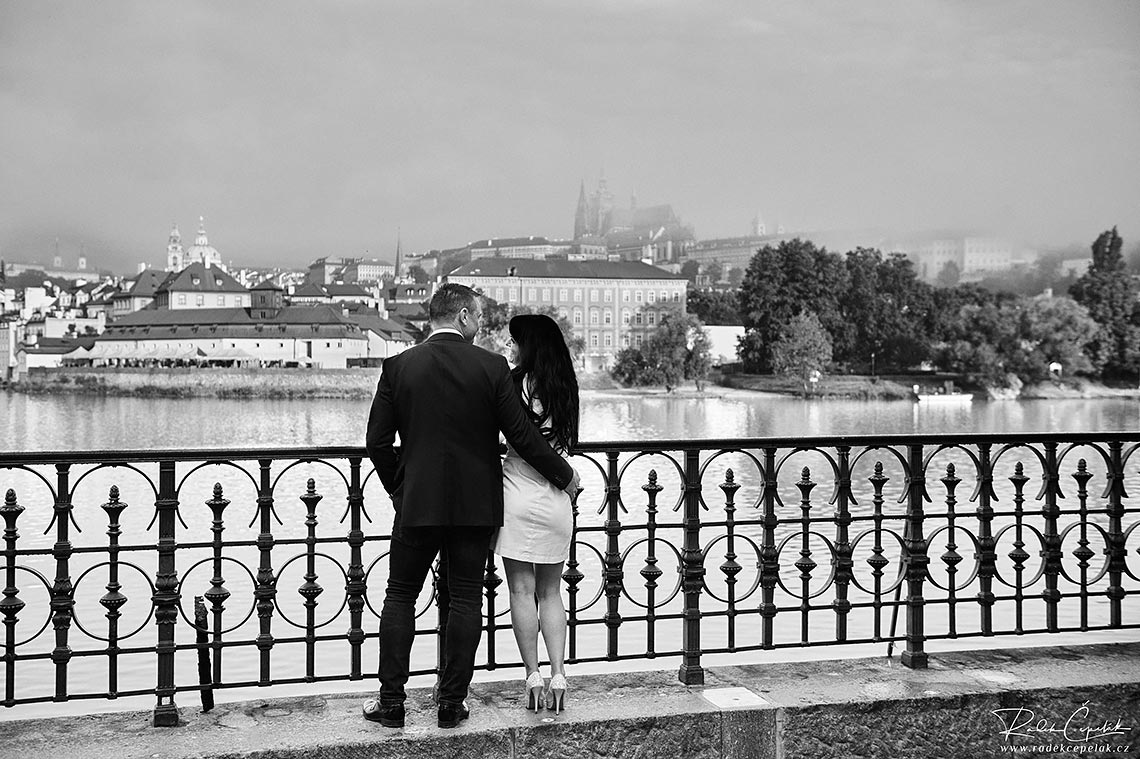 černobílá fotografie párové focení v Praze u Vltavy 