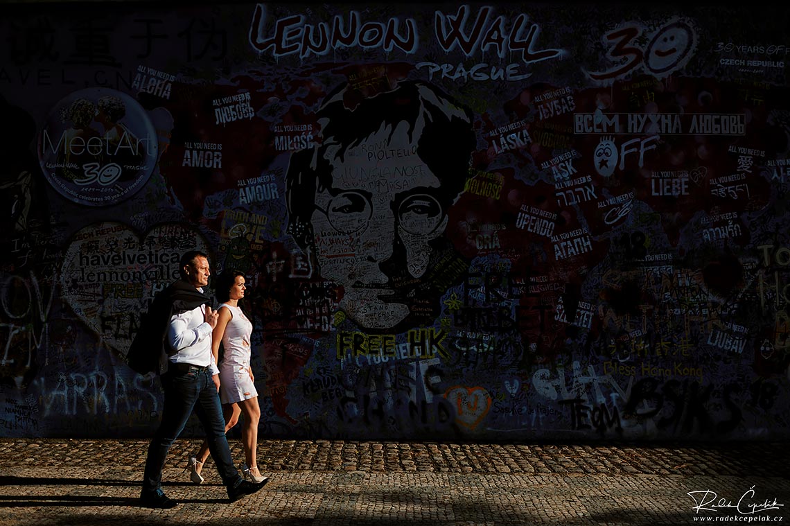 párové focení u Lennonovy zdi