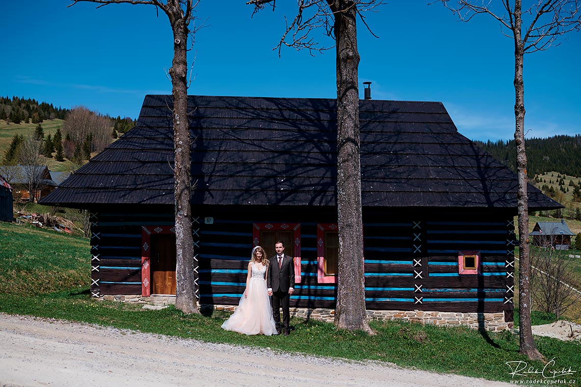 svadobné fotografie novomanželov u zrubovej chaty