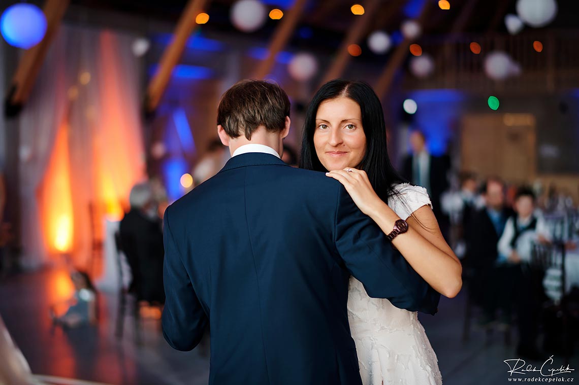 tanečné fotografie hostí na svadbe v stodole Gréta
