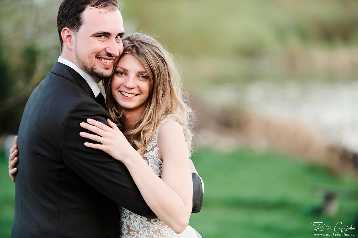 veselí novomanželia farebná svadobné fotografie