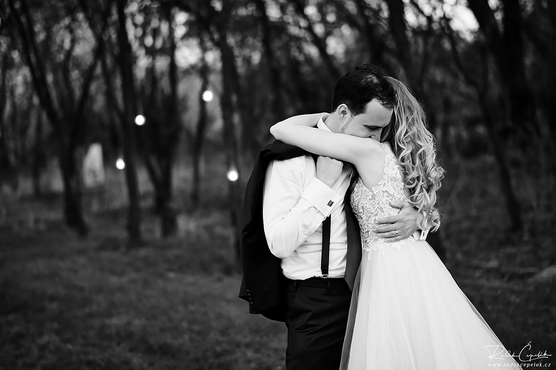 romantické svadobné čiernobiele fotografie