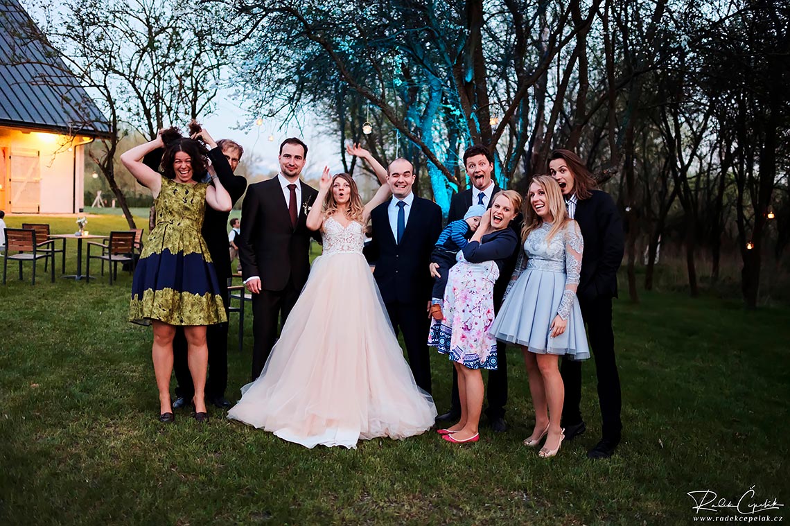 vtipná skupinová svadobná fotografia