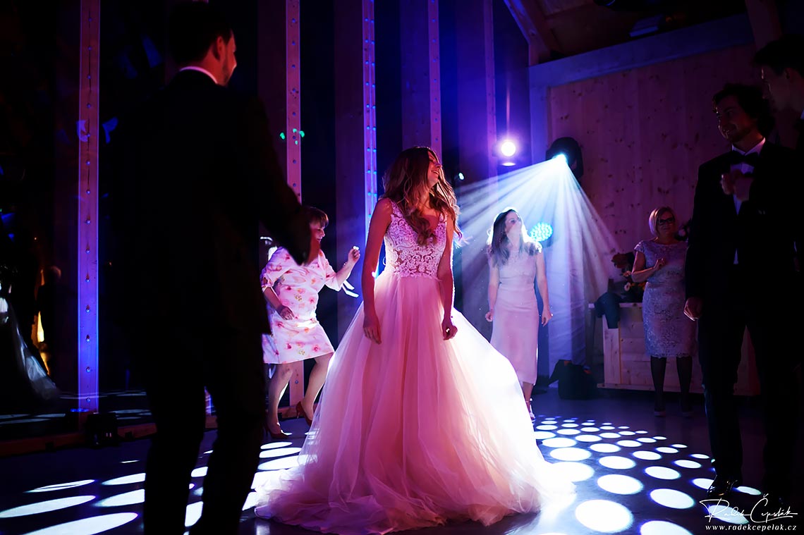 svadobná fotografia z tanečnej zábavy a svetiel