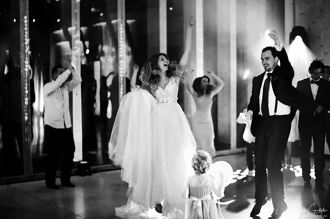 čiernobiela svadobná fotografia z tanečnej párty