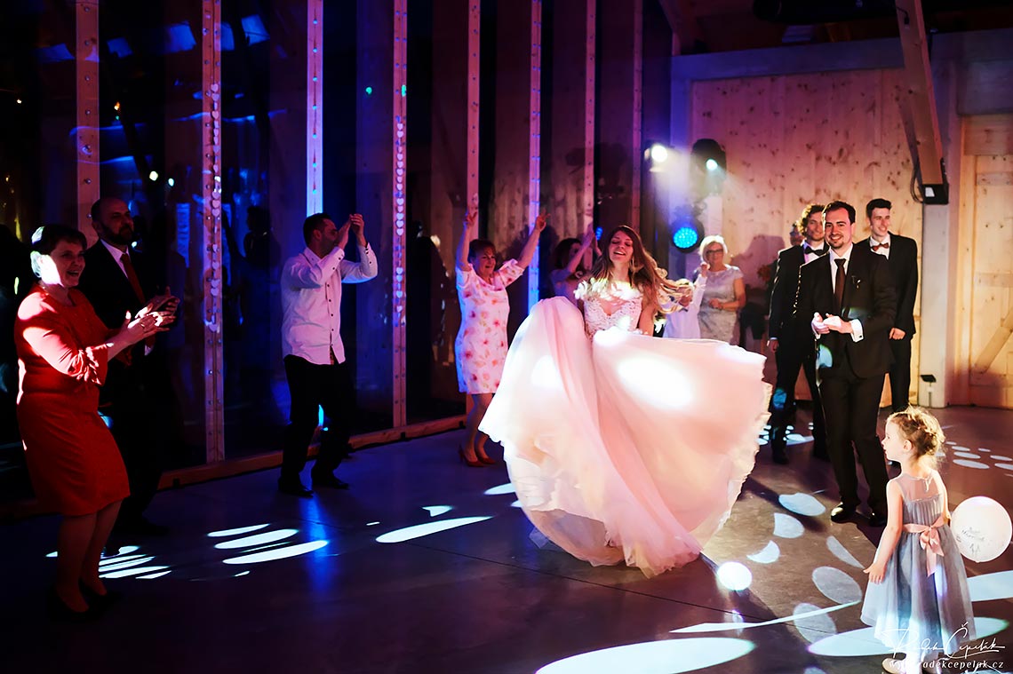 Tanečná zábava hostí na svadbe DJ Marian Krúpa