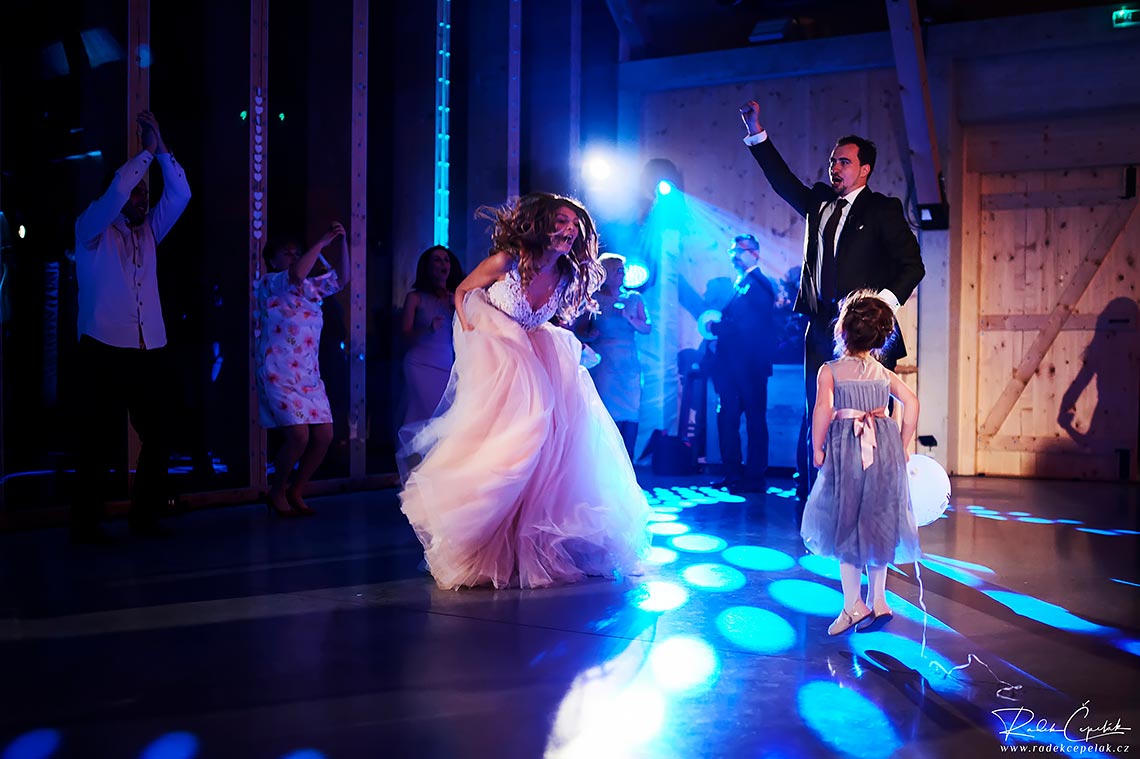 divoká svadobné fotografie nevesty na tanečnom parkete DJ Marian Krúpa