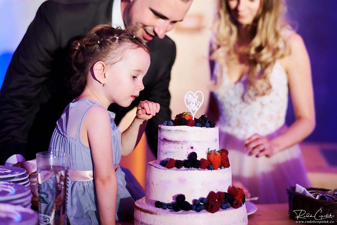 družička sa svadobnou tortou
