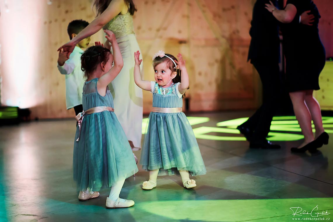 malé tancujúce deti na svadbe ve stodole Gréta