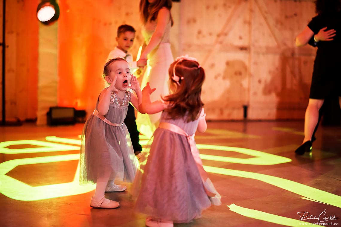 malé tancujúce deti na svadbe