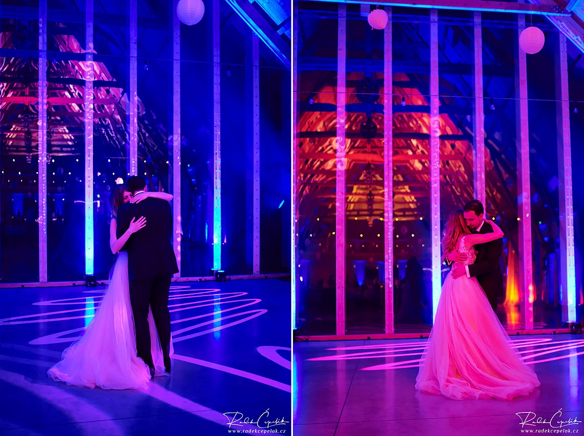 romantická svadobná fotografie novomanželov na tanečnom parkete