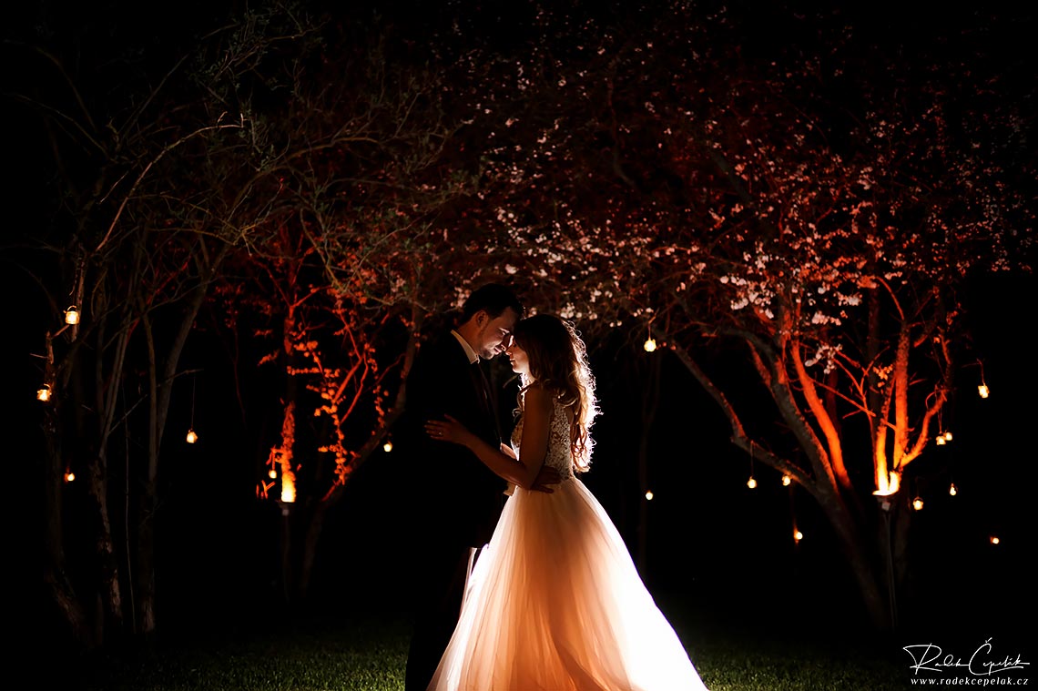 nočná farebná svadobná fotografie novomanželov