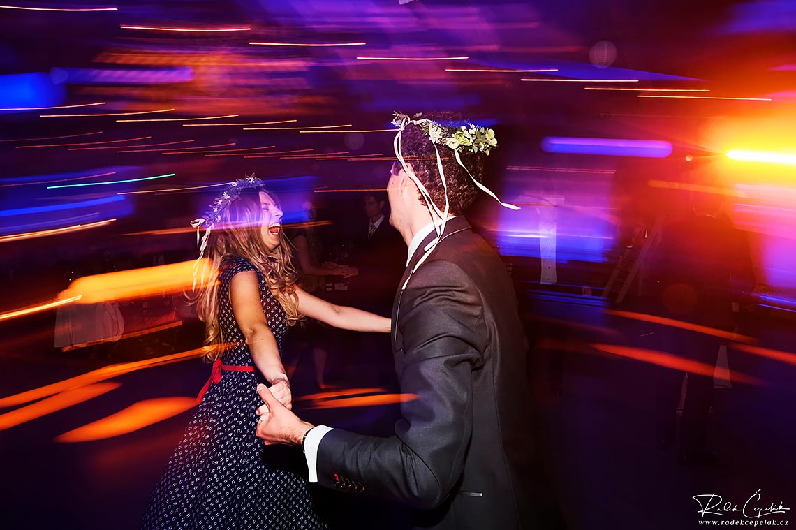 farebné svadobné fotografie z tanečnej zábavy