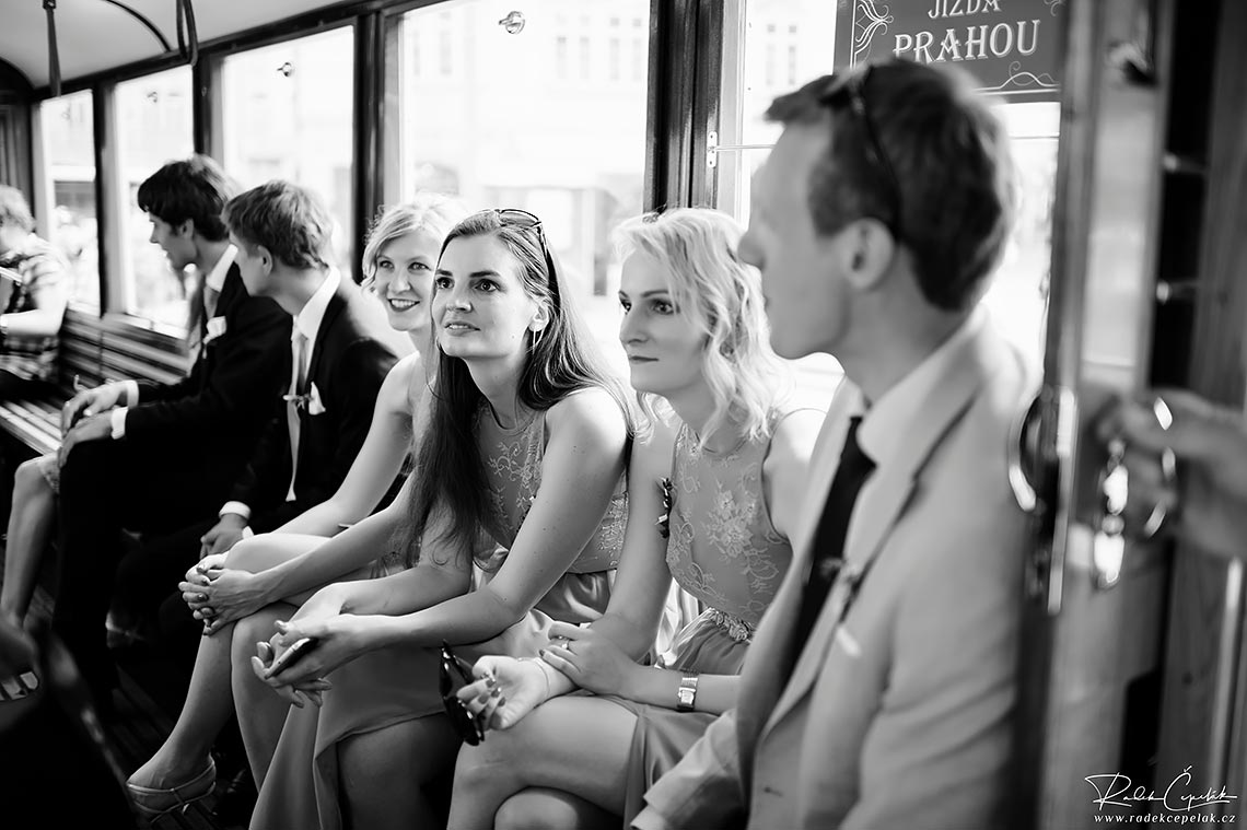 hosté na projížďce historickou tramvají na svatbě