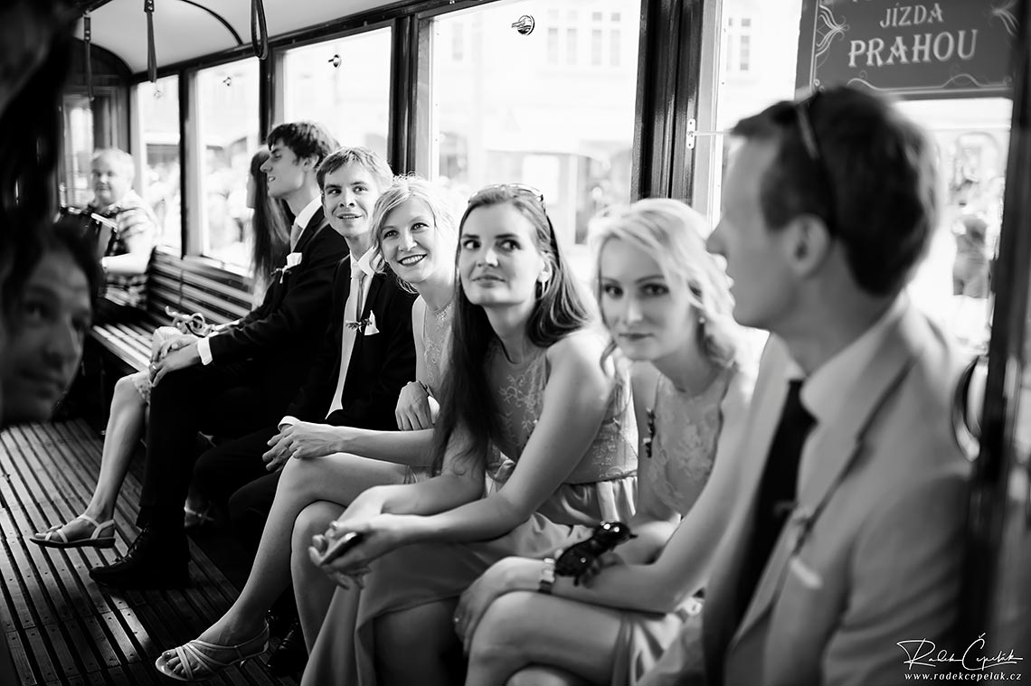 projížďka historickou tramvají na svatbě