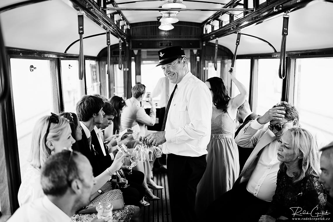 projížďka historickou tramvají na svatbě