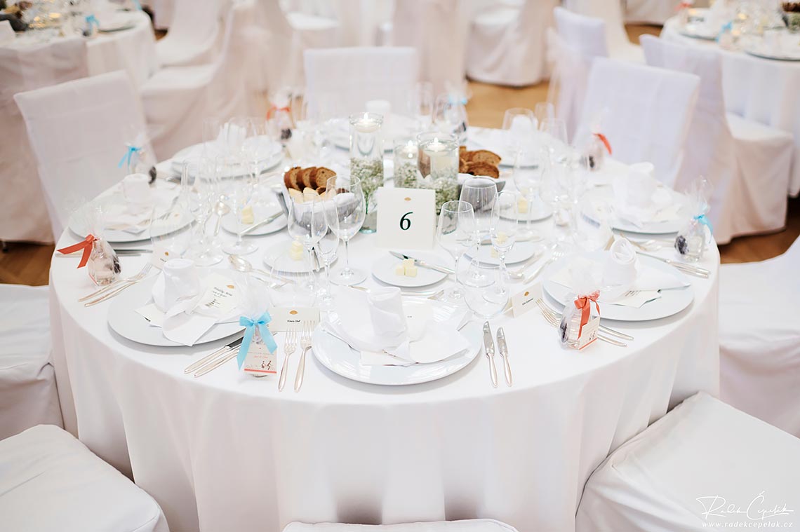 dekorace svatebních stolů na svatbě