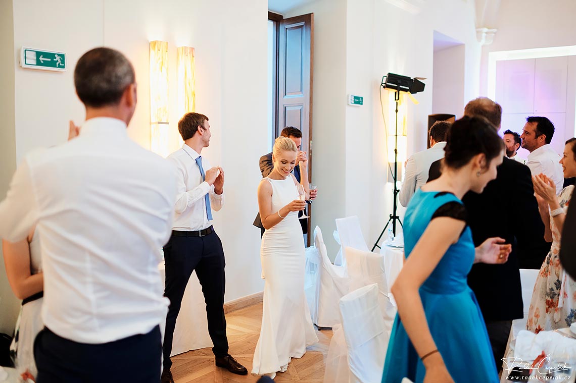 novomanželé vcházejí na svatební hostinu v hotelu Oriental Mandarin v Praze