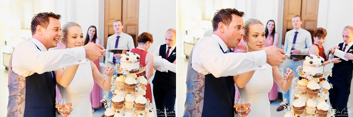 svatební fotografie krájení svatebního dortu