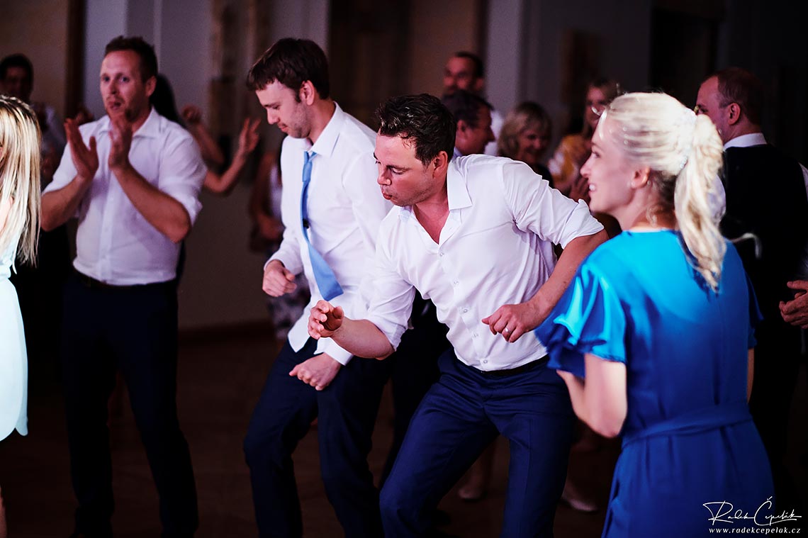 tančící ženich na svatební party