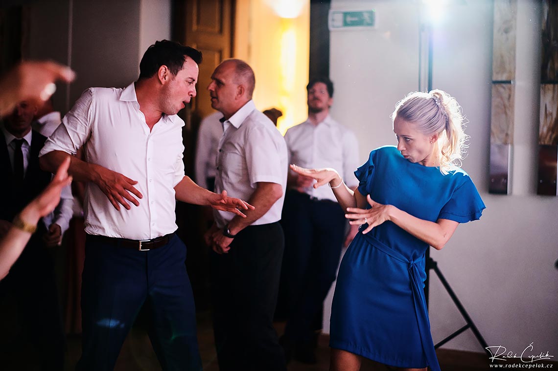 tančící nevěsta a ženich na svatbě po převlečení