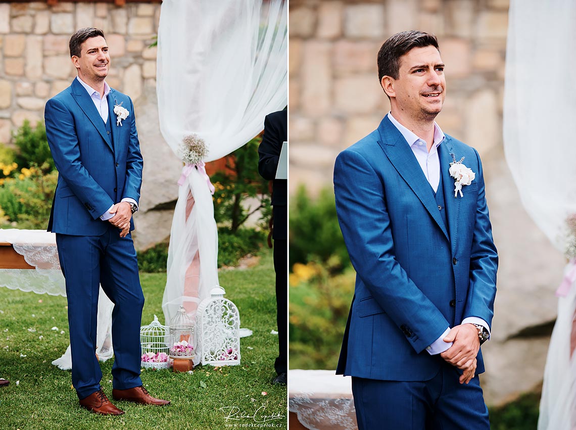 modrý svatební oblek