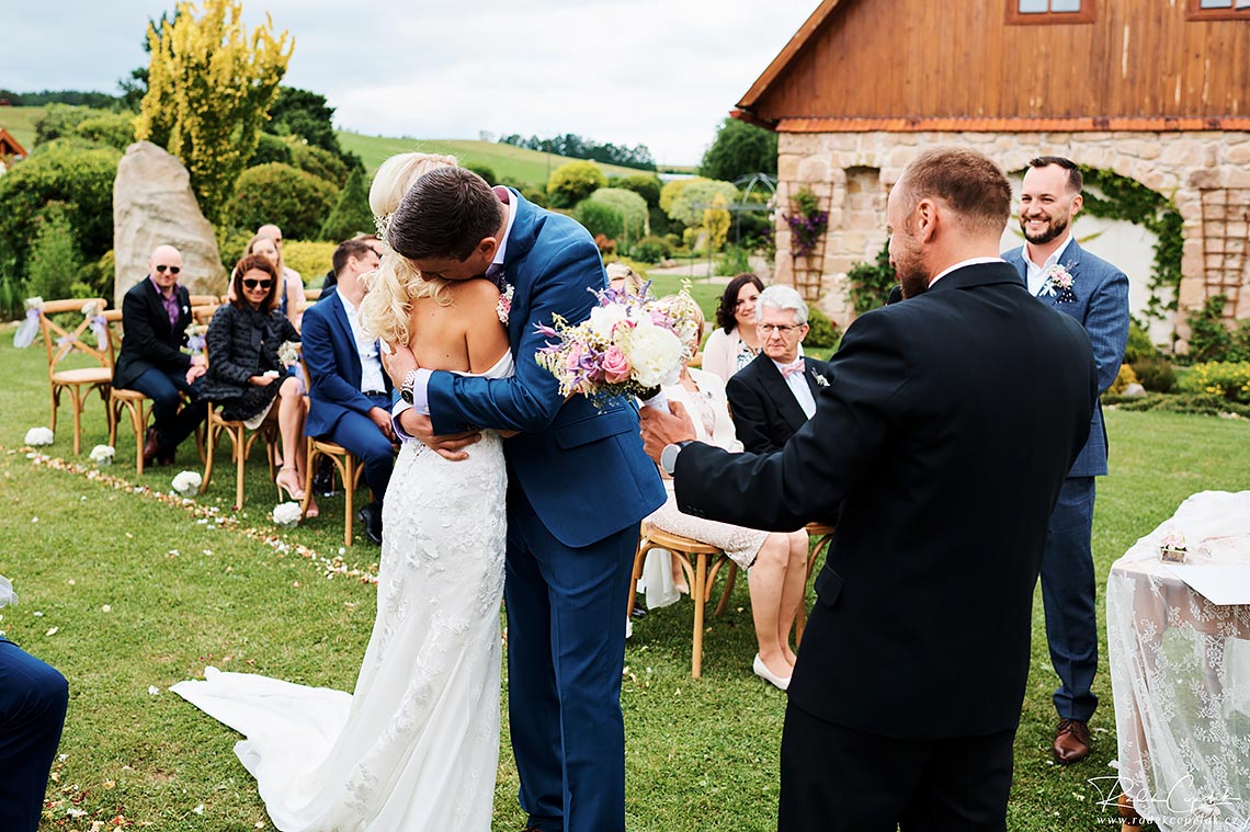 objetí nevěsty a ženicha na svatebním obřadu