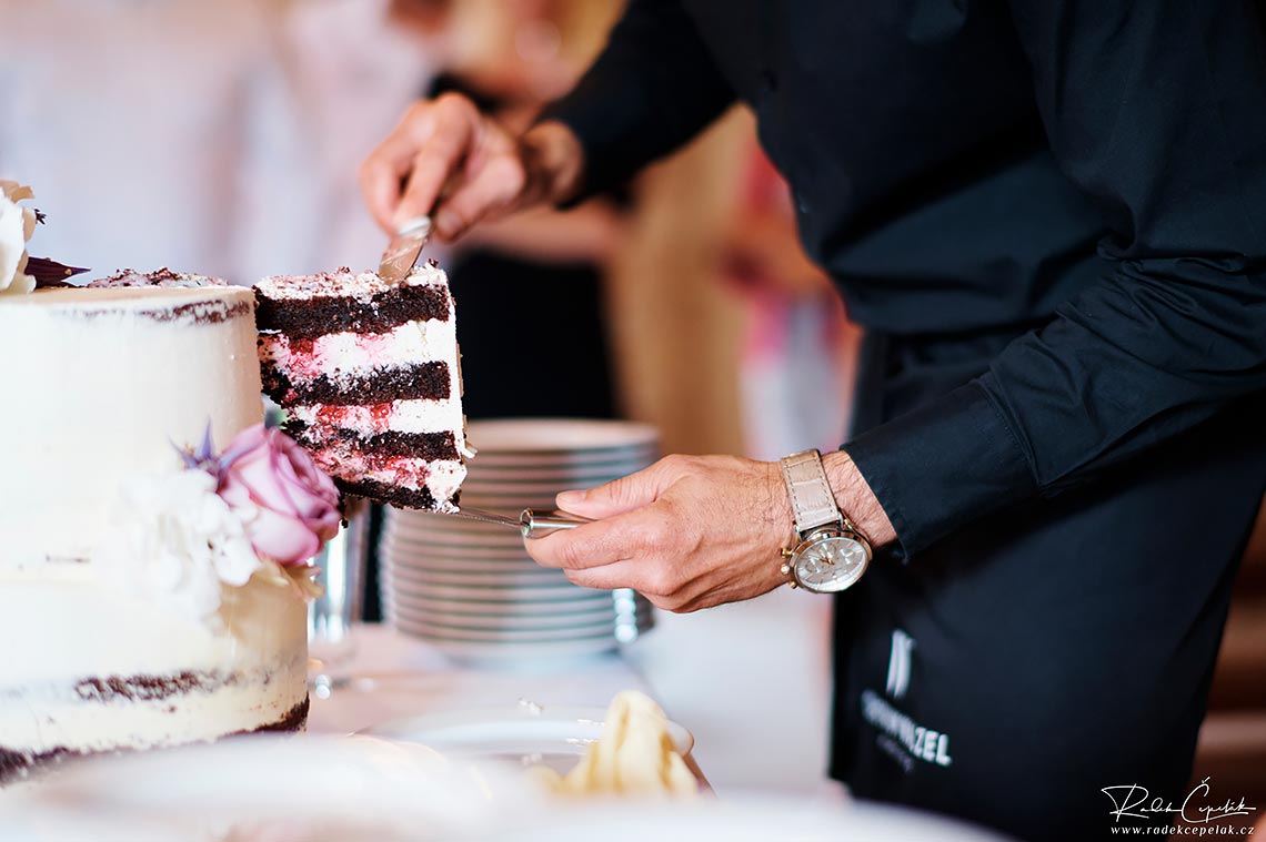 čokoládový korpus svatební dort