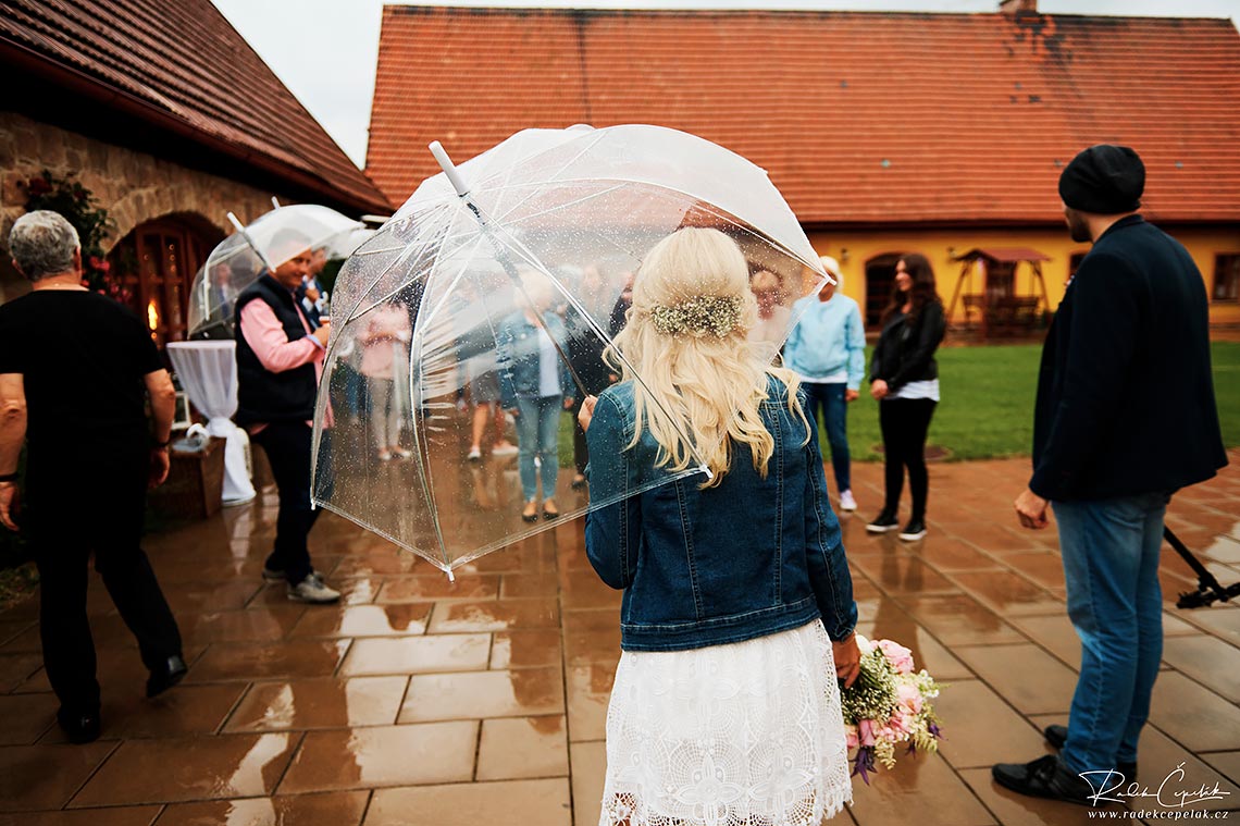 deštivé počasí na svatbě s deštníky