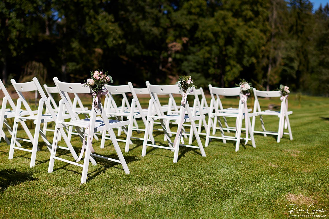 bílé svatební židle na obřad