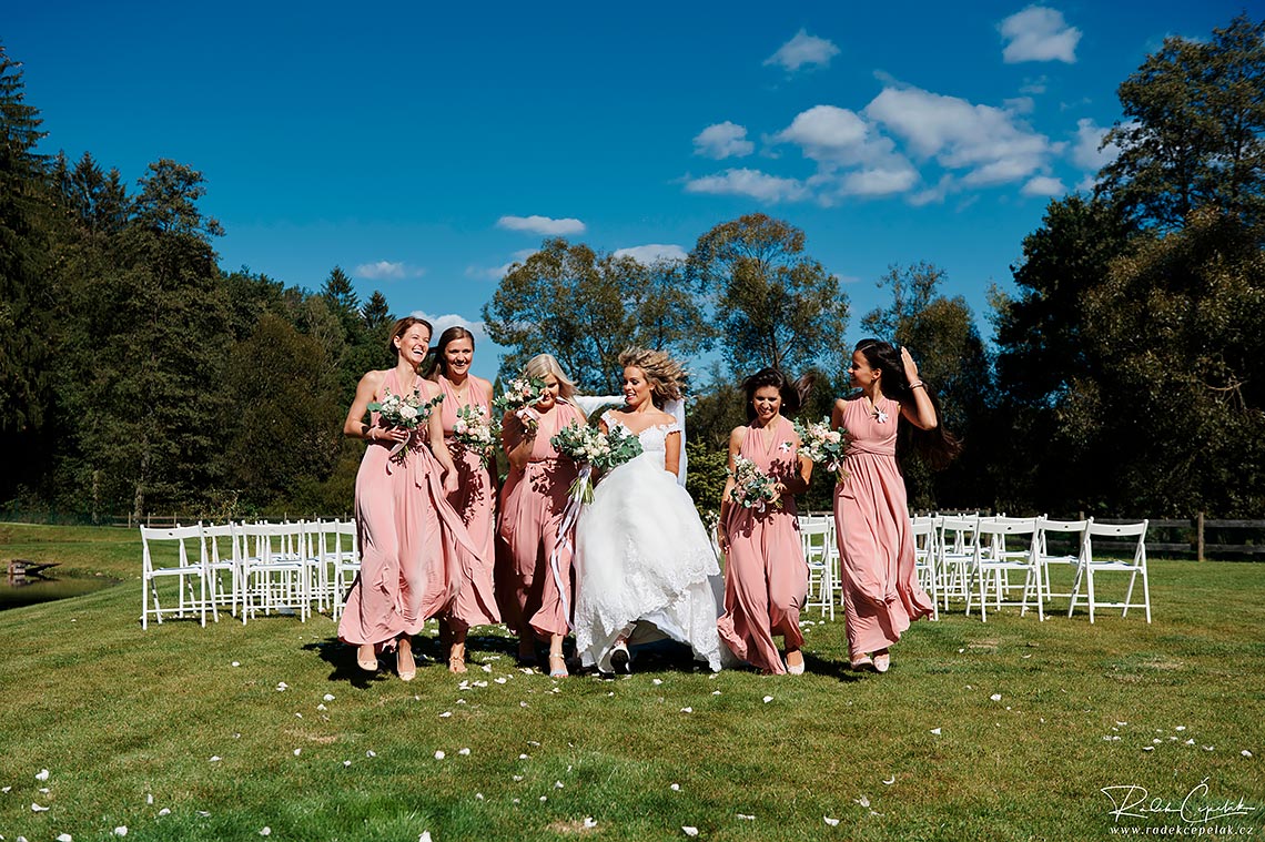 veselá svatební fotografie nevěsty s družičkami