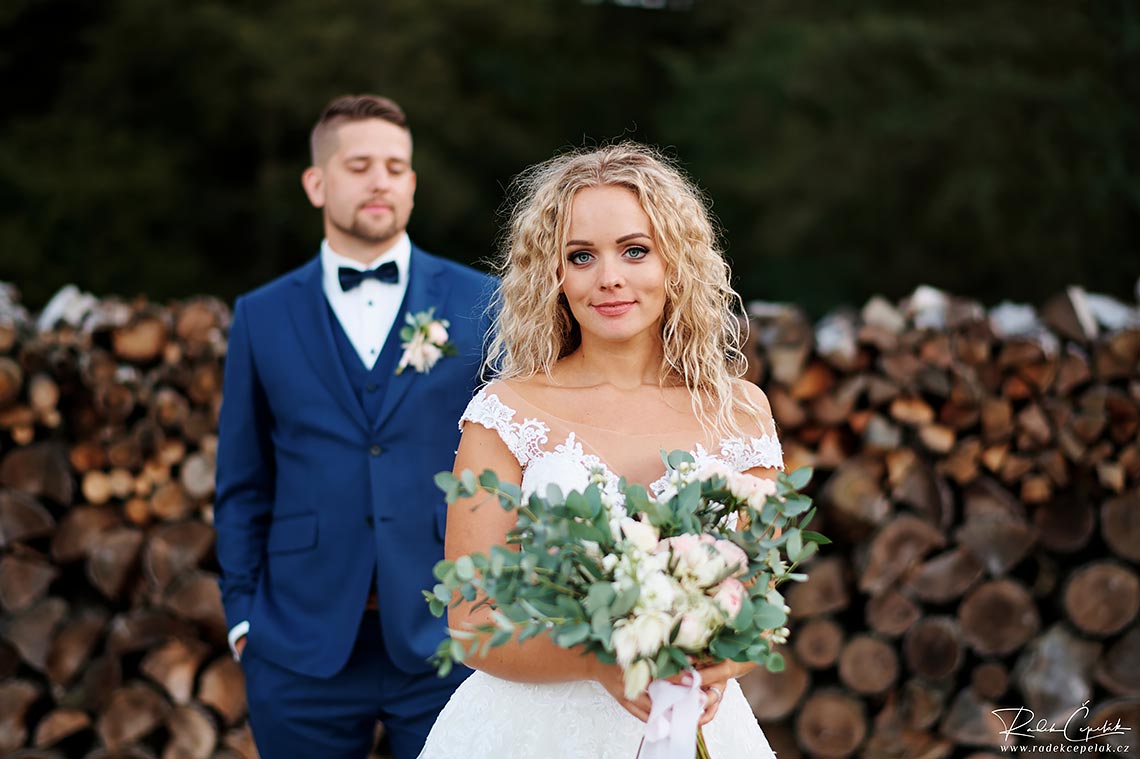 svatební kytice a nevěsta