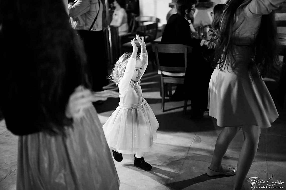 malá holčička na svatbě