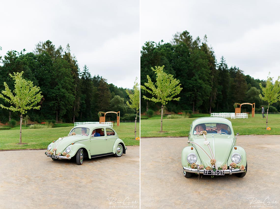 mintový historický VW brouk krásné auto na svatbu