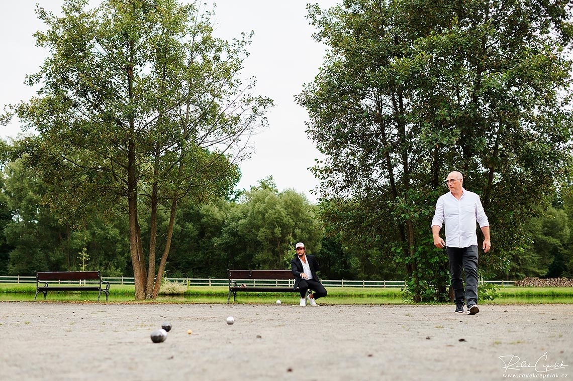 Hosté hrají petanque na svatbě