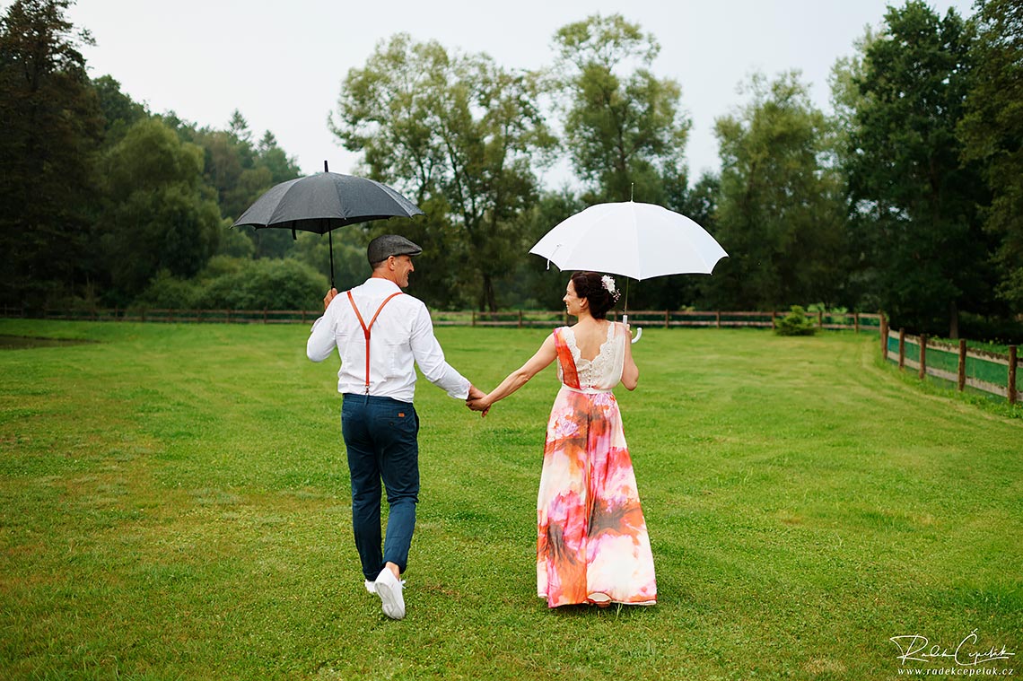 svatební fotografie deštivé počasí