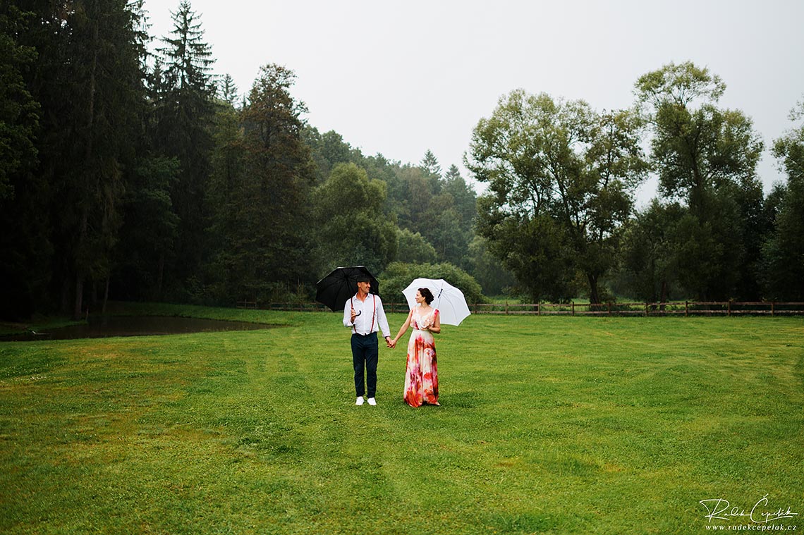 svatební fotografie déšť