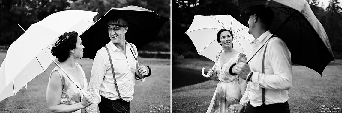 momentky novomanželů během deštivého počasí na svatbě